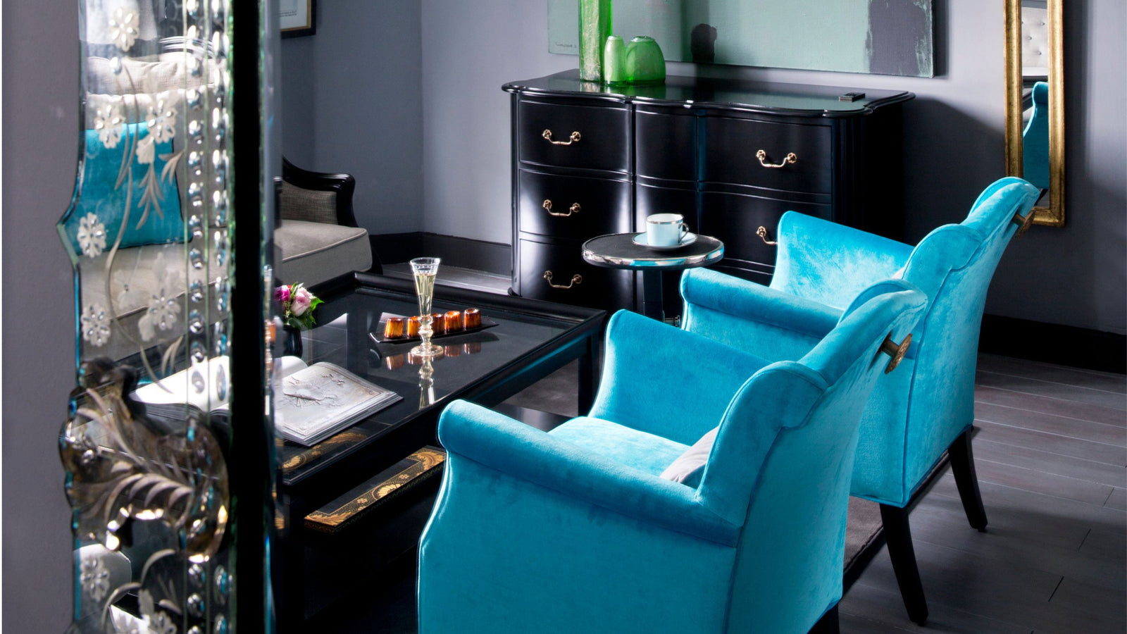 Suite de l'hôtel Lutetia avec une table basse et deux fauteuils