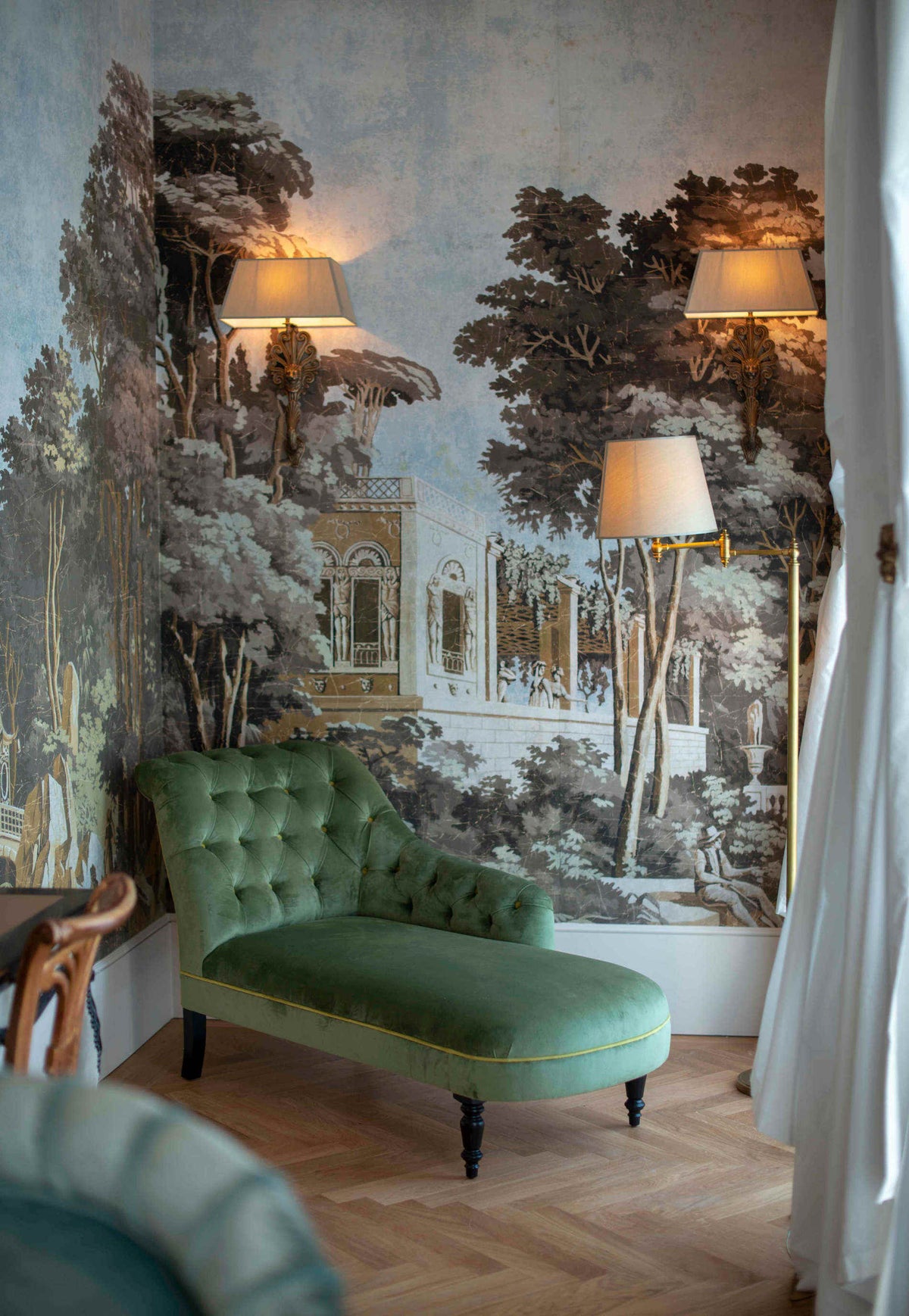 papier-peint-parc-antique-salon.jpg__PID:51c62ddd-2a78-4025-b2b1-8c4ad3a45423