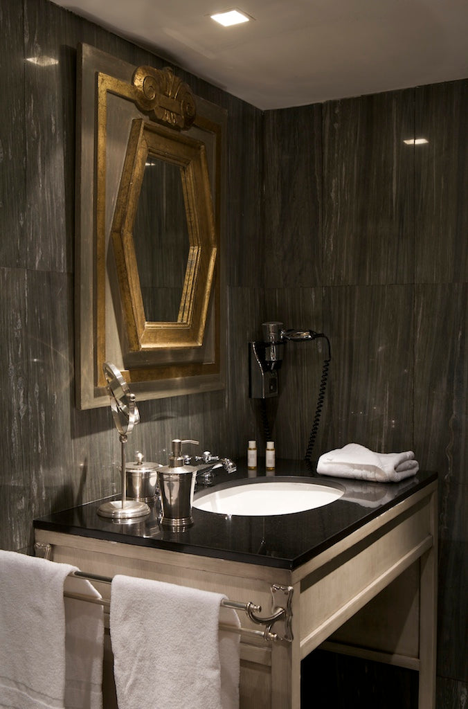 Hôtel Chateaubriand miroir et meuble de salle de bain