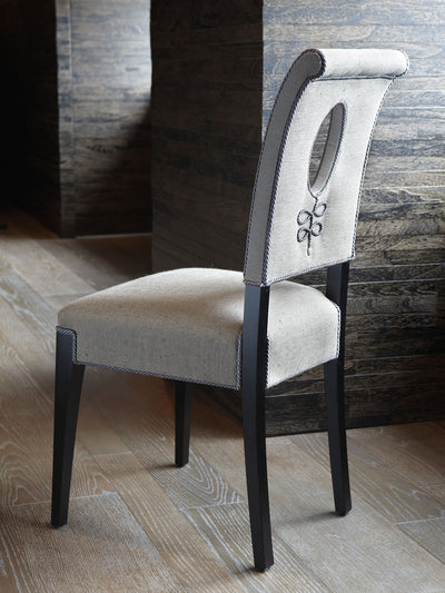 Trouville Chaise tapissée vue de côté dans un salon