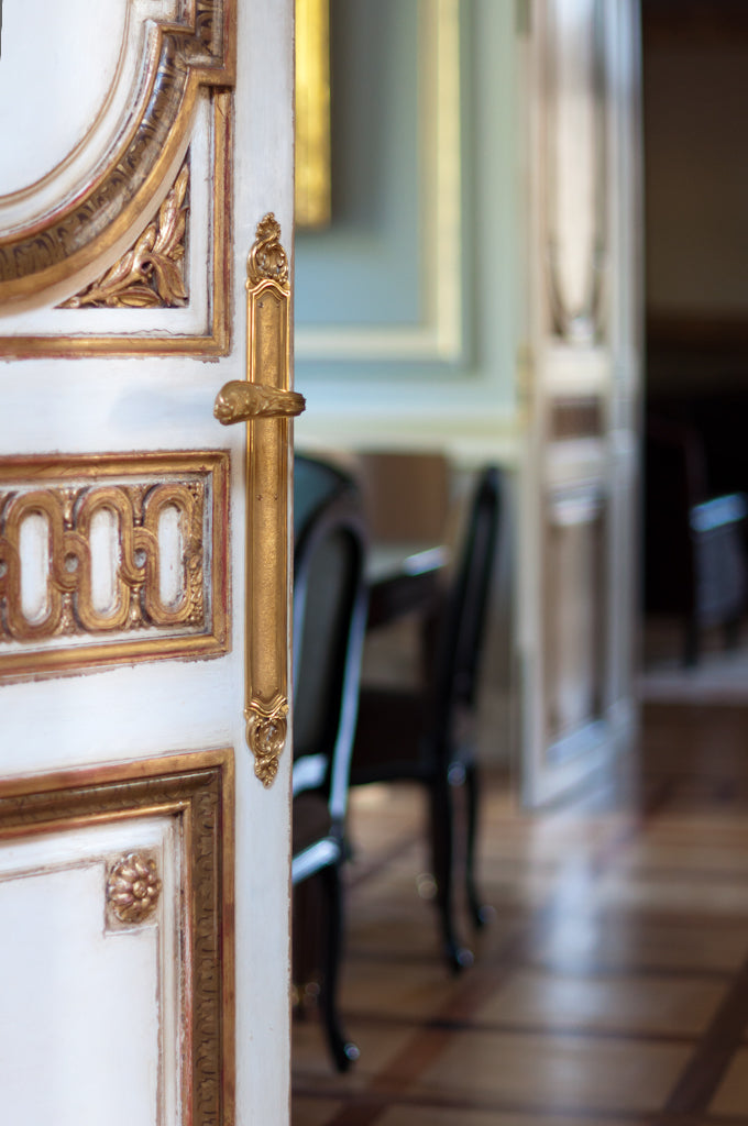 Poignet de porte d'époque sur une porte moulurée de château