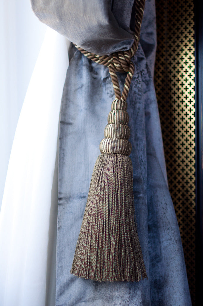 Une embrasse de rideaux disposé dans un château