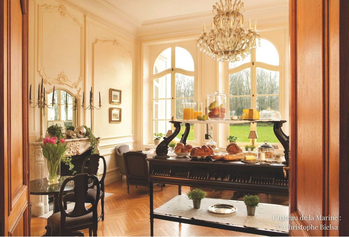 Salle de réception de château avec une desserte et des tables