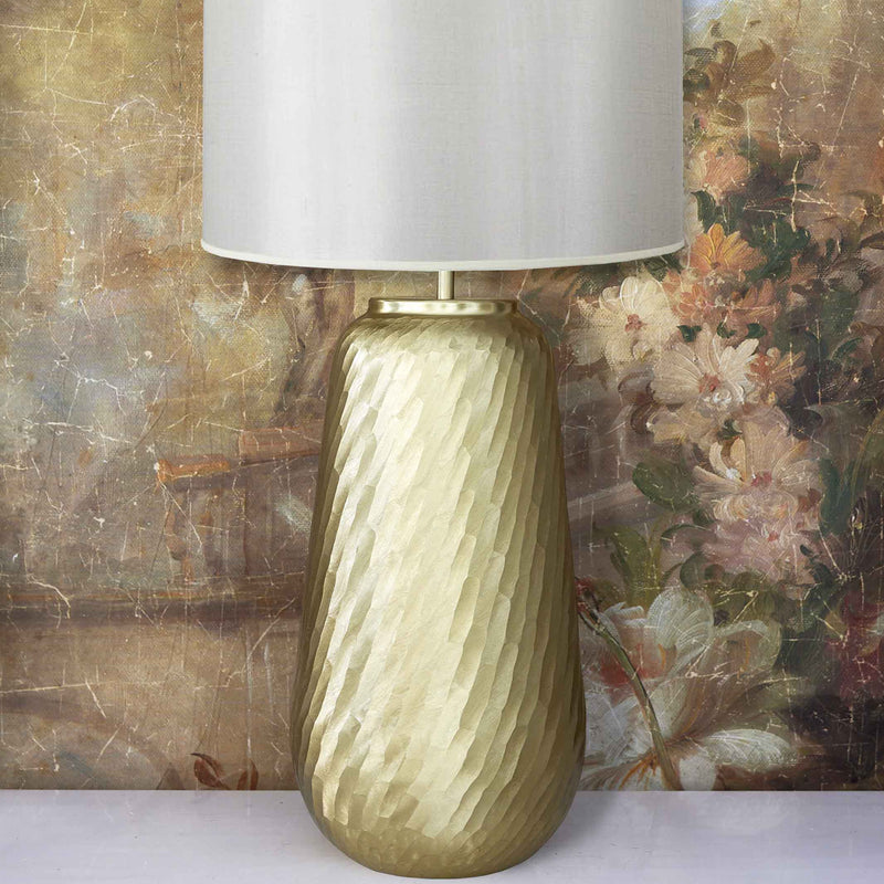 Modène Lampe en laiton doré abat-jour gris posée sur table