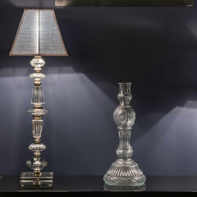 Louvre Lampe en laiton et verre Grand Modèle présentée avec abat-jour dans une ambiance