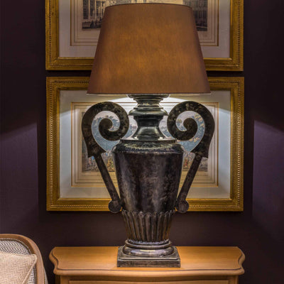Wagram Lampe en fer avec abat-jour posée sur un chevet