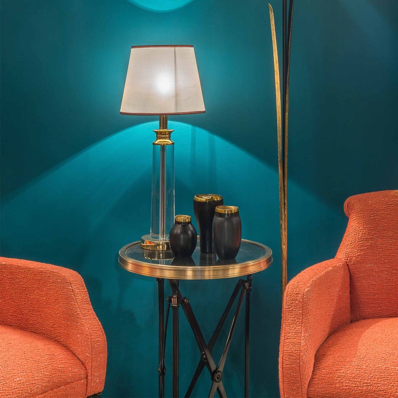 Matignon Lampe en cristal plexiglas Grand Modèle abat-jour inclus présentée dans une ambiance