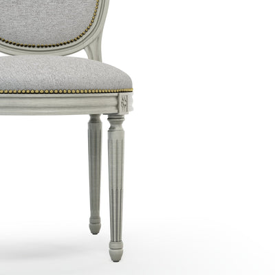 Médaillon Figeac Chaise cloutée patine Trianon couleur Chiné Gris perle vue zoomée