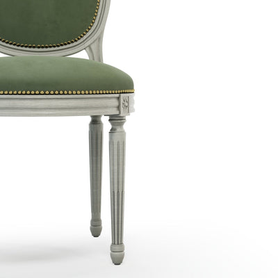Médaillon Figeac Chaise cloutée patine Trianon couleur Velours vert Sauge vue zoomée