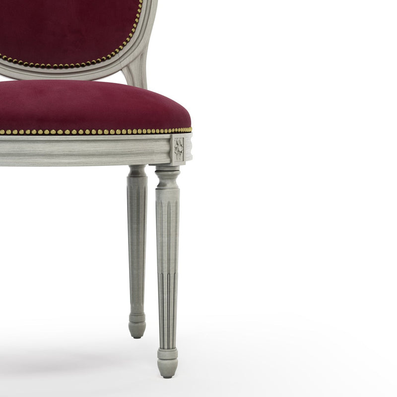 Médaillon Figeac Chaise cloutée patine Trianon couleur Velours rouge Grenat vue zoomée