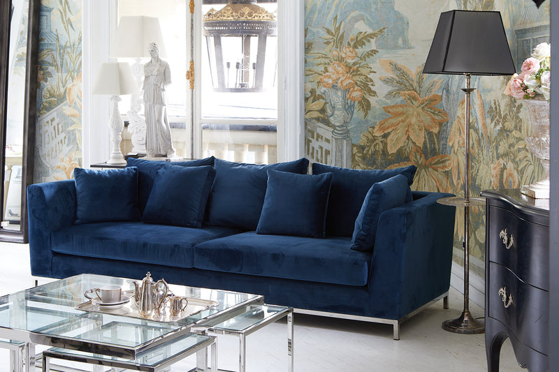 Raspail Canapé 3,5 places pieds chromés coloris bleu mis en ambiance dans un salon
